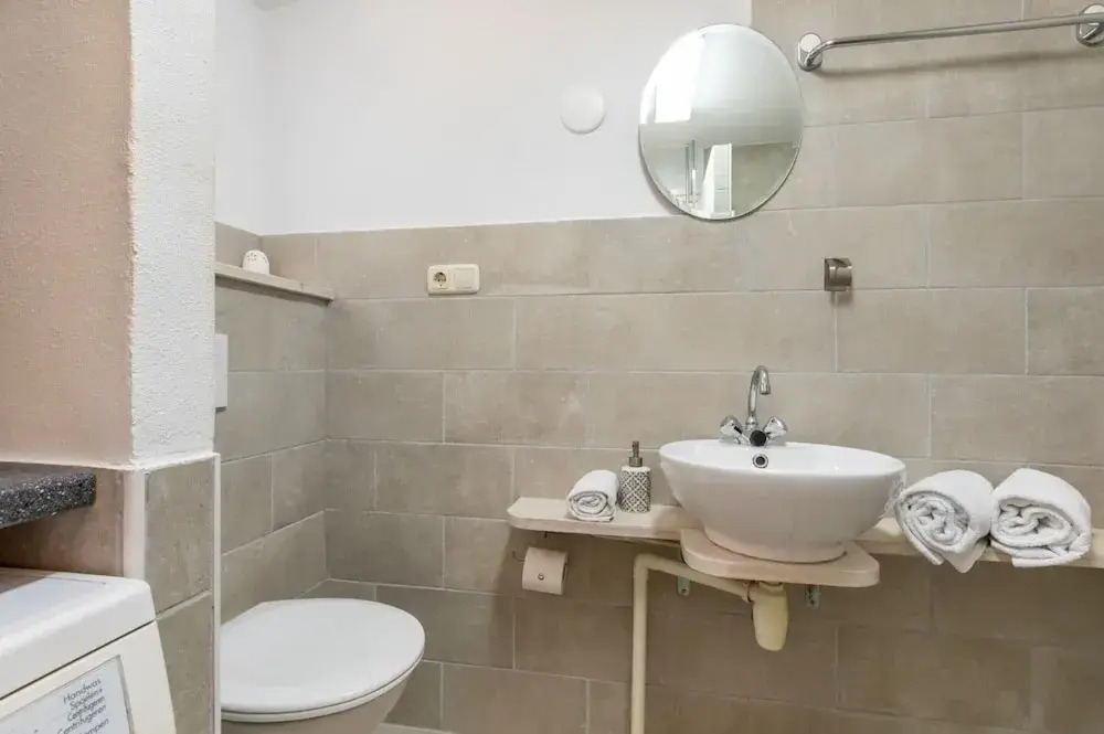 Cozy Holiday Home 3 Minutes From the Beach!