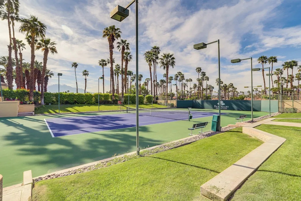 Lake, Mountain & Golf Views: Palm Valley Retreat