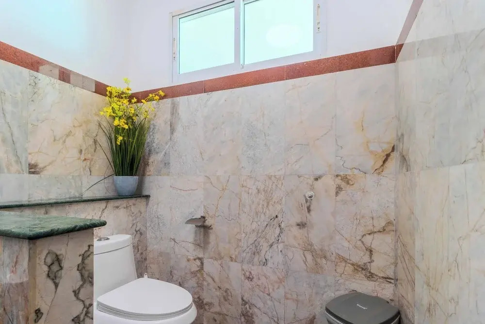 2BR with Pool Near Beaches V267