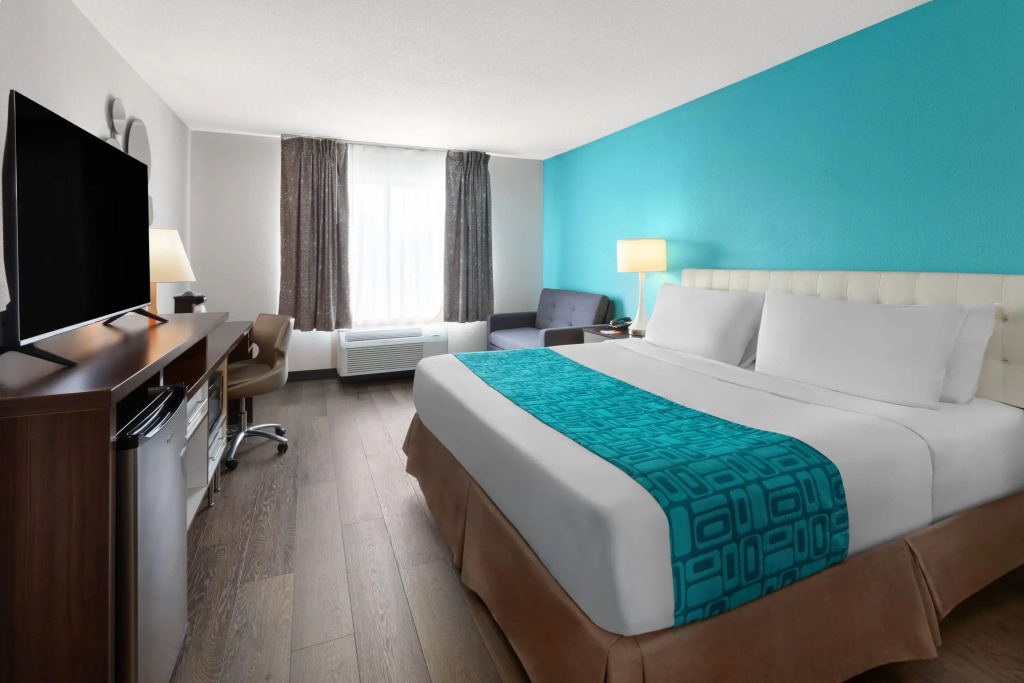Howard Johnson by Wyndham Romulus Detroit Metro Airport