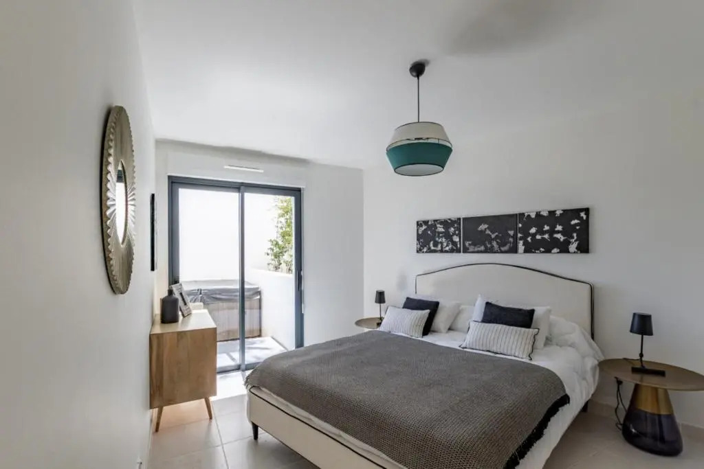 Modern apt with BALCONY at 1mn walk from the BEACH