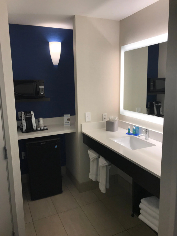 Holiday Inn Express & Suites Tracy by IHG