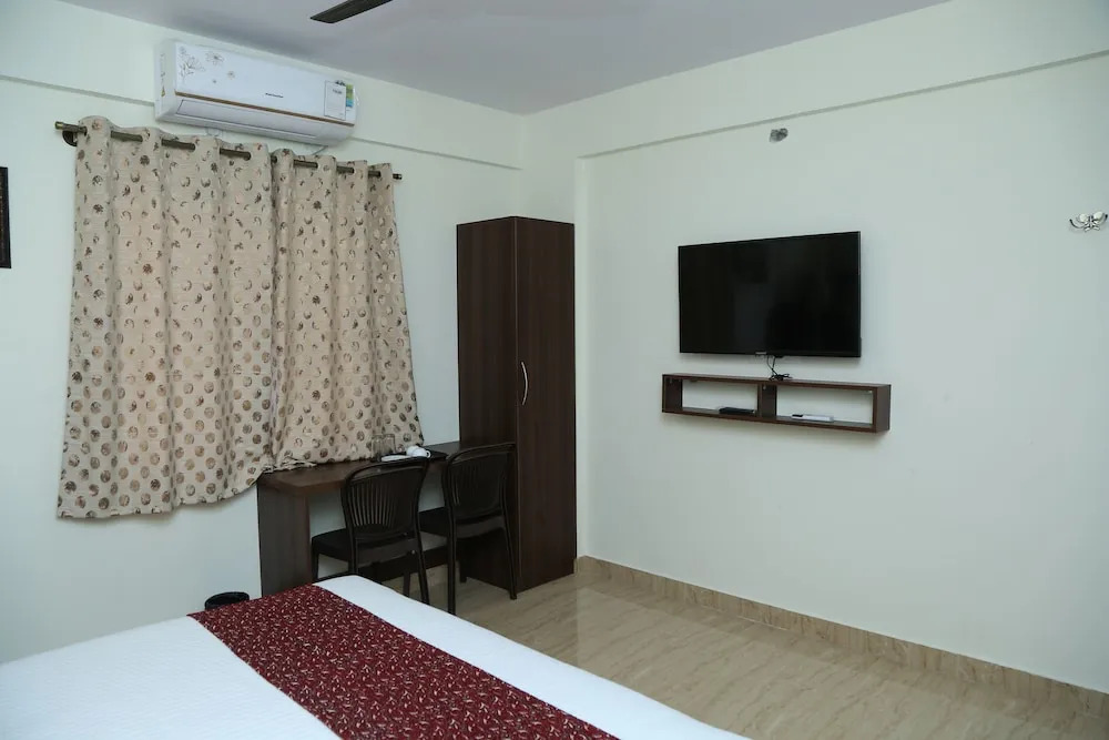 SPOT ON 49114 Airport Suites Saver