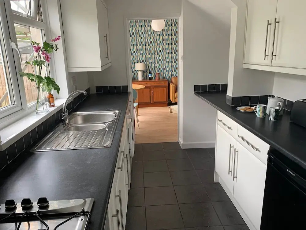 2 Bed-sleeps 4-parking-pets-10 min Walk to Beach