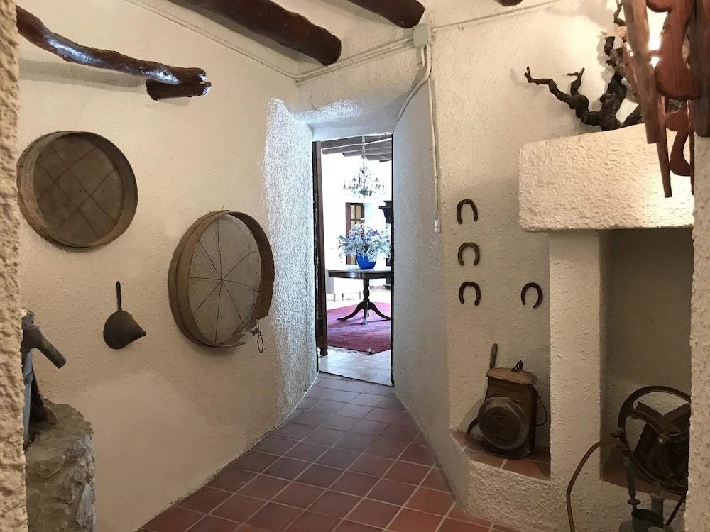 Spacious villa in Can Trabal with private pool and jacuzzi 980 m²
