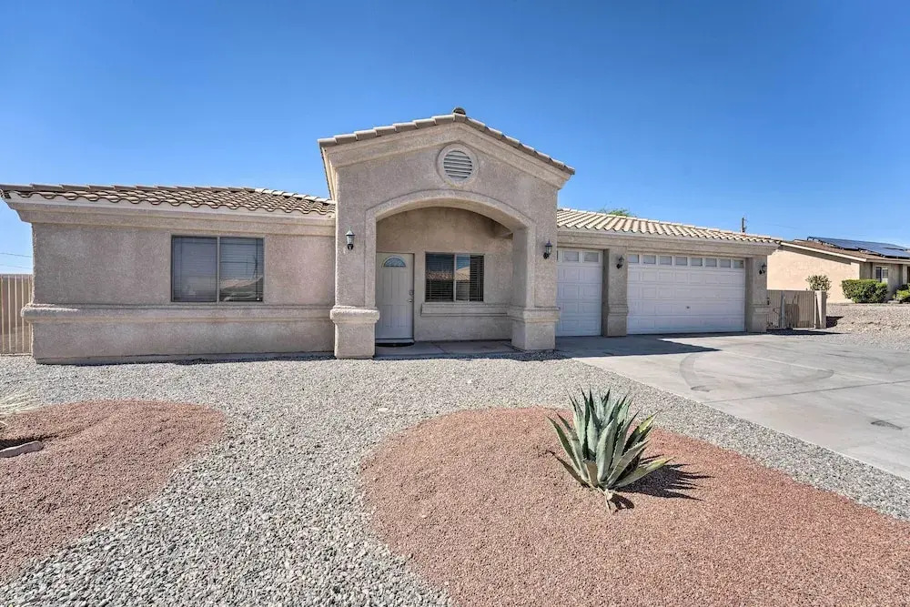 Central Lake Havasu City House: Grill & EV Charger