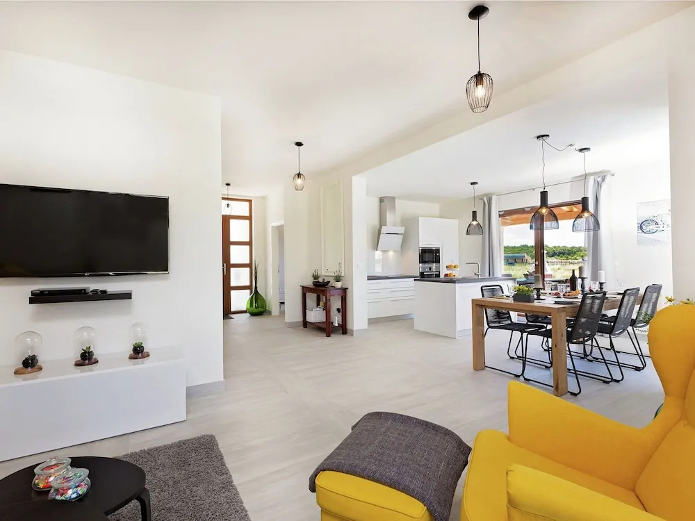 Seaside Villa With Swimming Pool in Funtana
