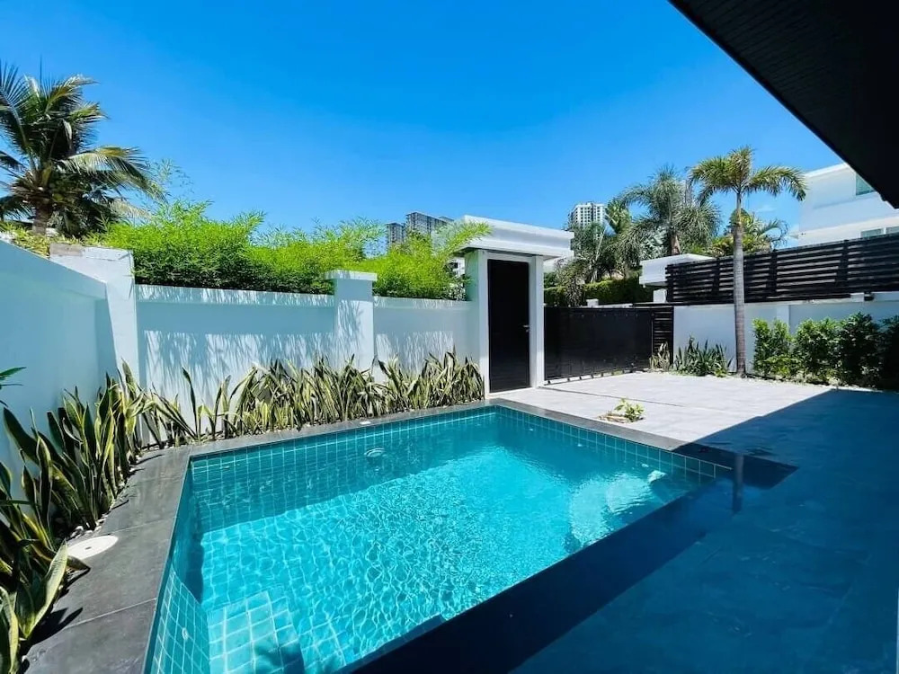 Palm Oasis Pool Villa by Pattaya Holiday