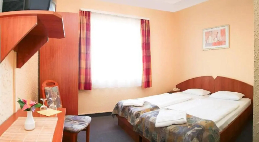 FREE PARKING, FREE BREAKFAST, only 15 minutes to City Center