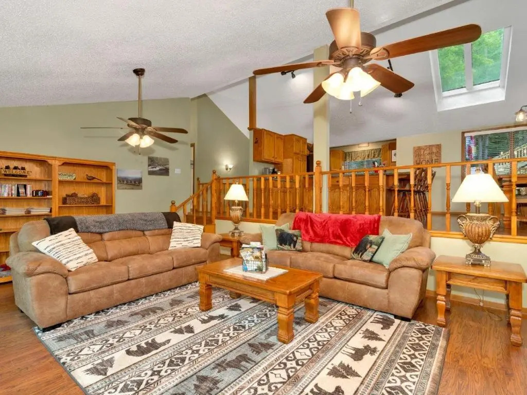 Creekside Falls Cabin - 3 bedroom /3 bathroom /2 family rooms / hot tub / wifi