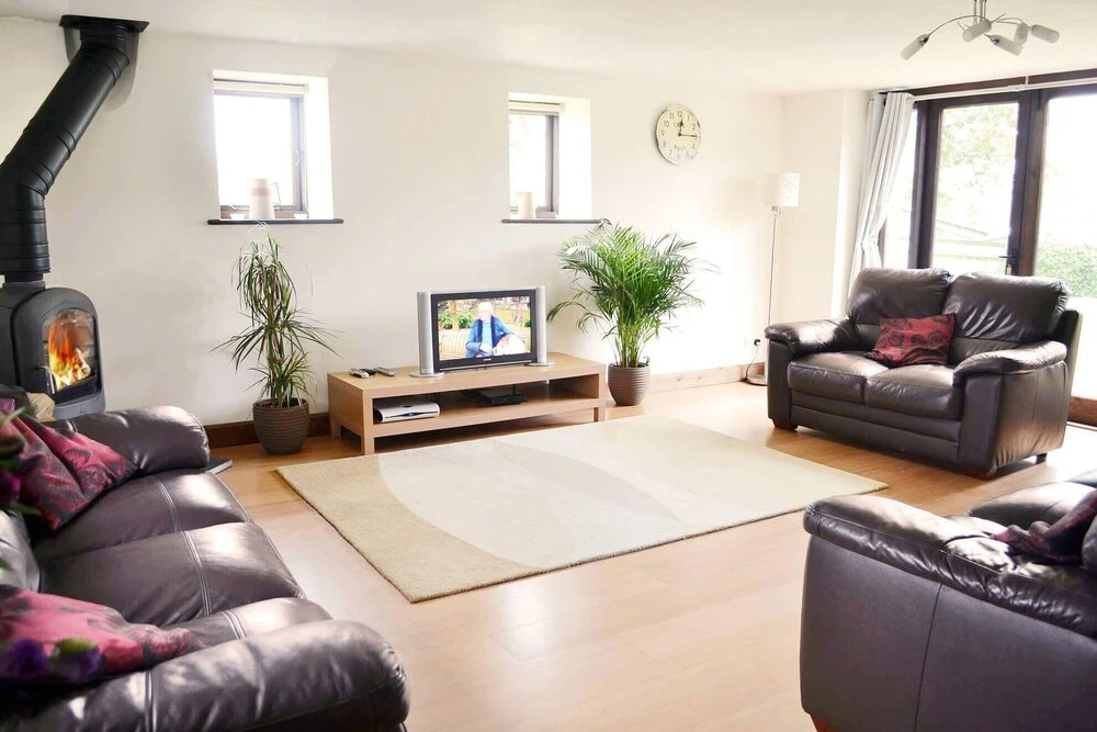 Beautifully converted 400-year-old threshing barn. Pet-friendly.