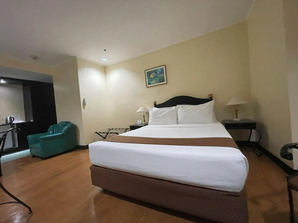 Golden Peak Hotel & Suites powered by Cocotel