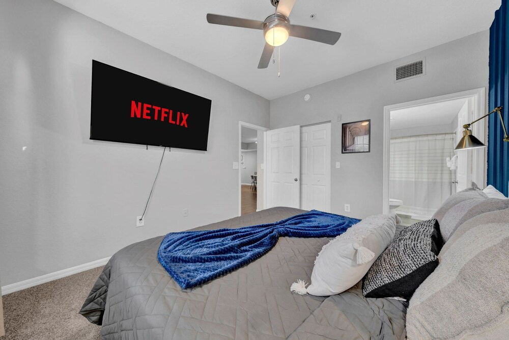Modern 2BR 2BA King Bed Pool Gym 6