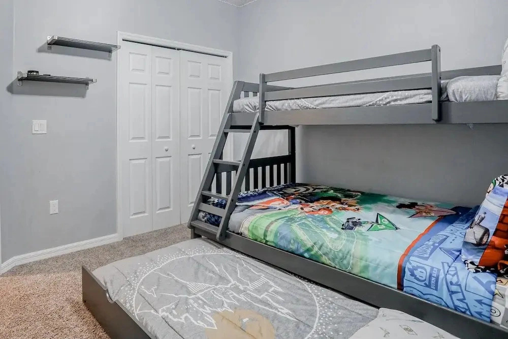 Updated, Dog-friendly gem W/fenced Yard, Foosball & Pool Tables, Wifi, Fireplace