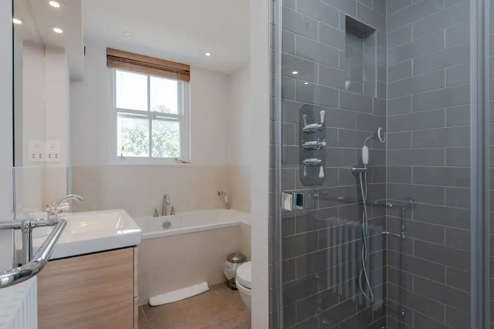 Large riverside 4BR apartment near Canary Wharf