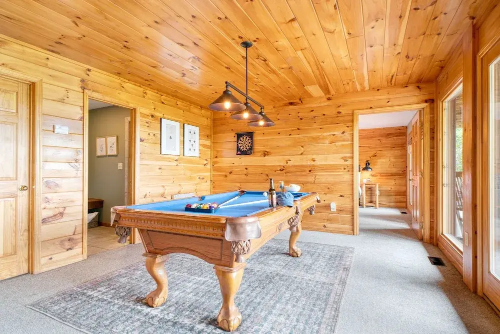 Hottub, Sauna, Pool Table, Views Mins to Downtown Gatlingburg Hollow's Haven
