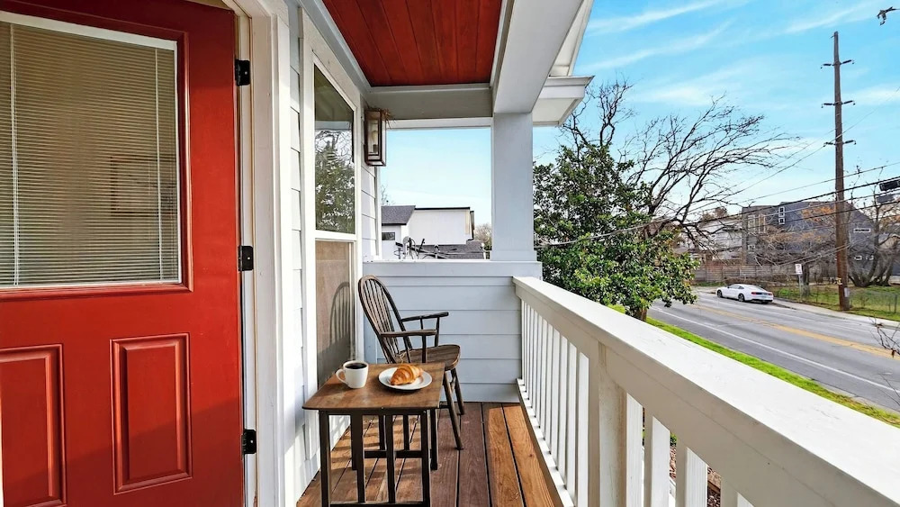 Chestnut Ember by Avantstay Indoor-outdoor Living + Firepit + Balcony + Near Downtown Austin Hotspots