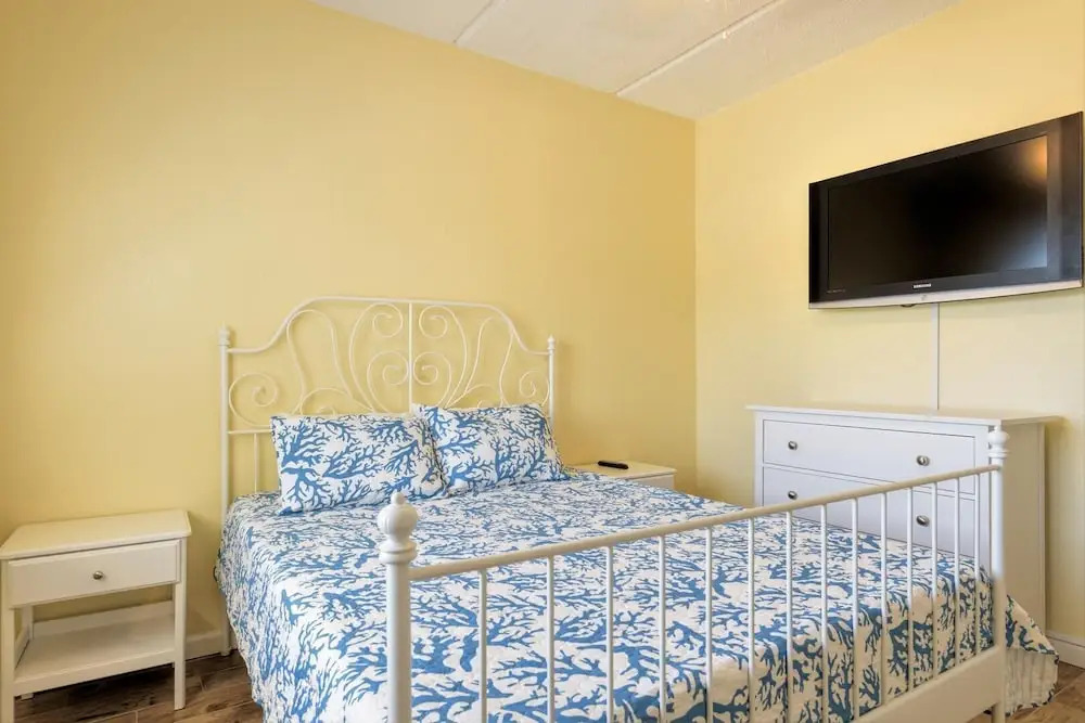 Charming Family Condo Sleeps 6 Next to Beach!