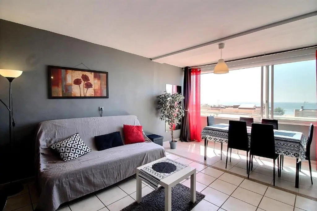 Agreable studio-cabine vue mer 4 personnes à 20 m de la plage