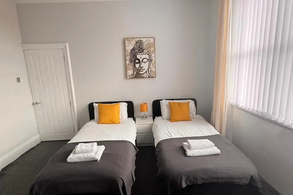 House - Sleeps 6 - Pet Friendly - Garden - Parking