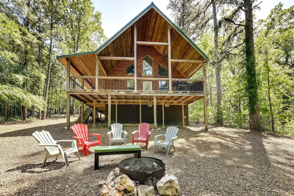 Pet-Friendly Broken Bow Cabin w/ Fire Pit