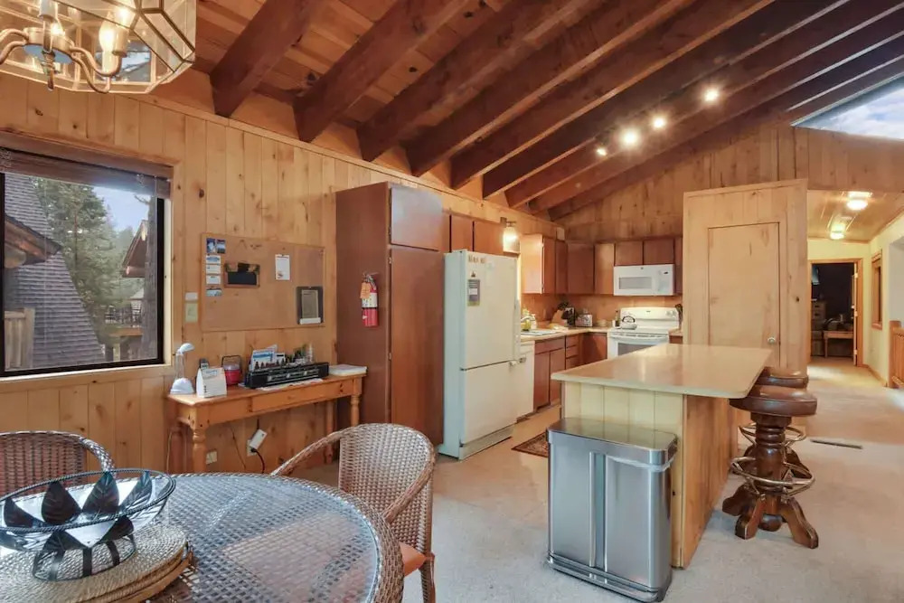 Lake Tahoe Treasure! Minutes From Beach & Skiing