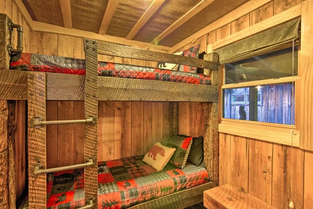 Couples Treehouse Retreat w/ Hot Tub & Views