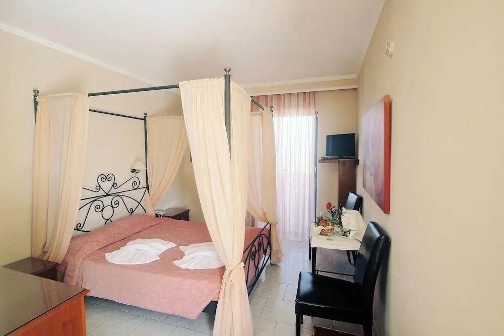 Roselands Hotel