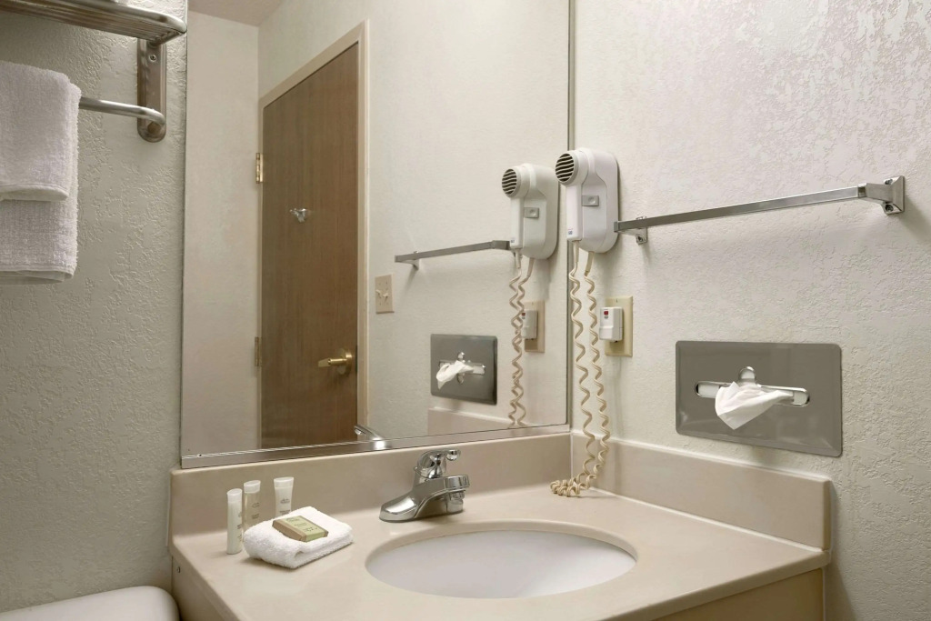 Super 8 by Wyndham Corydon