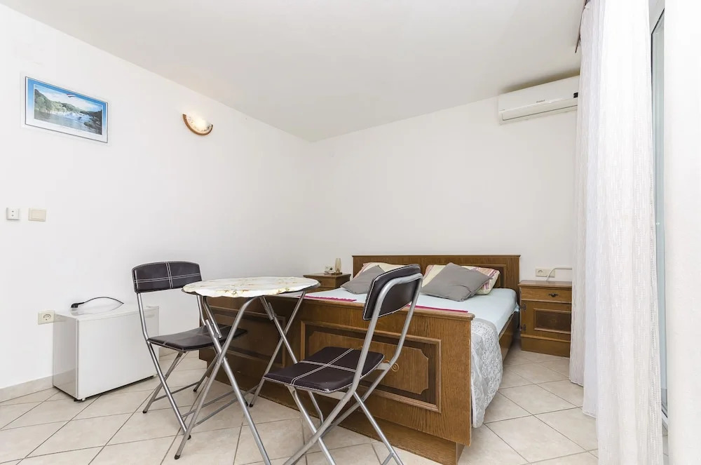 Apartment and Room Ilija