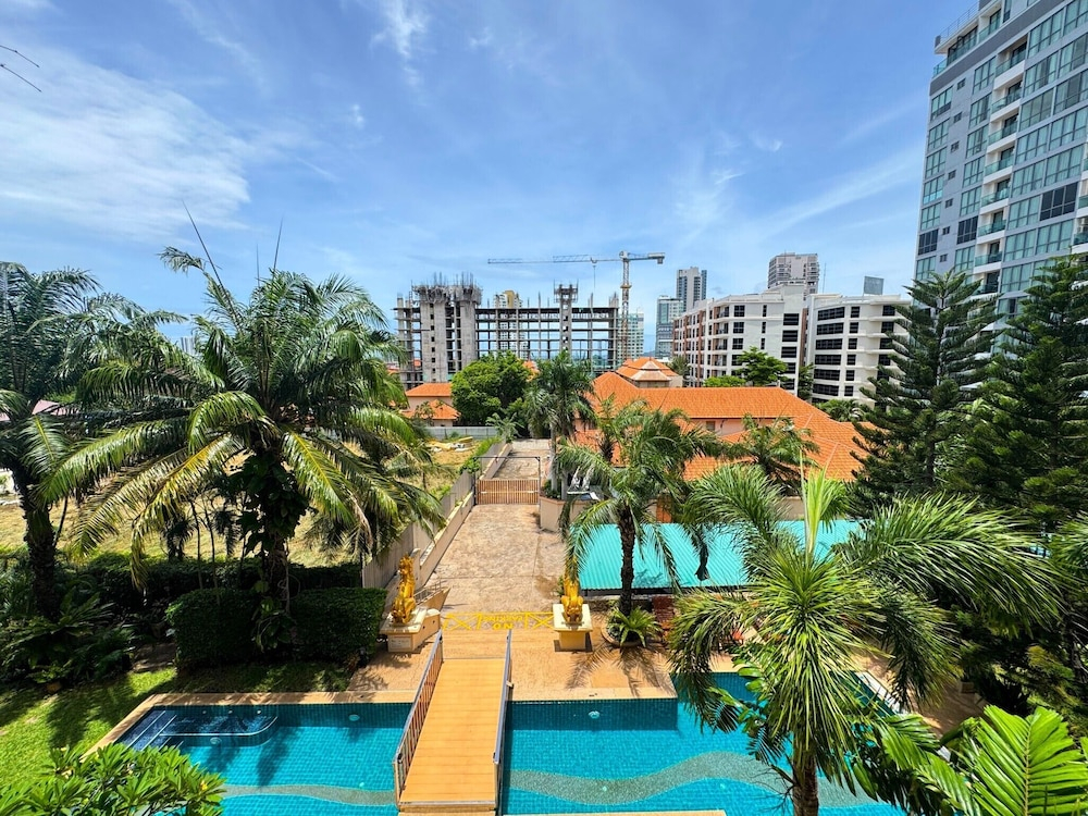 Spacious 2-bedroom Pool-view Condo - Executive Residence 2, Pratumnak