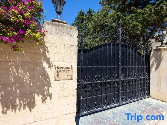Villa Nirvana - 4 bedrooms (sleeps 8 + 2 kids) Qala village