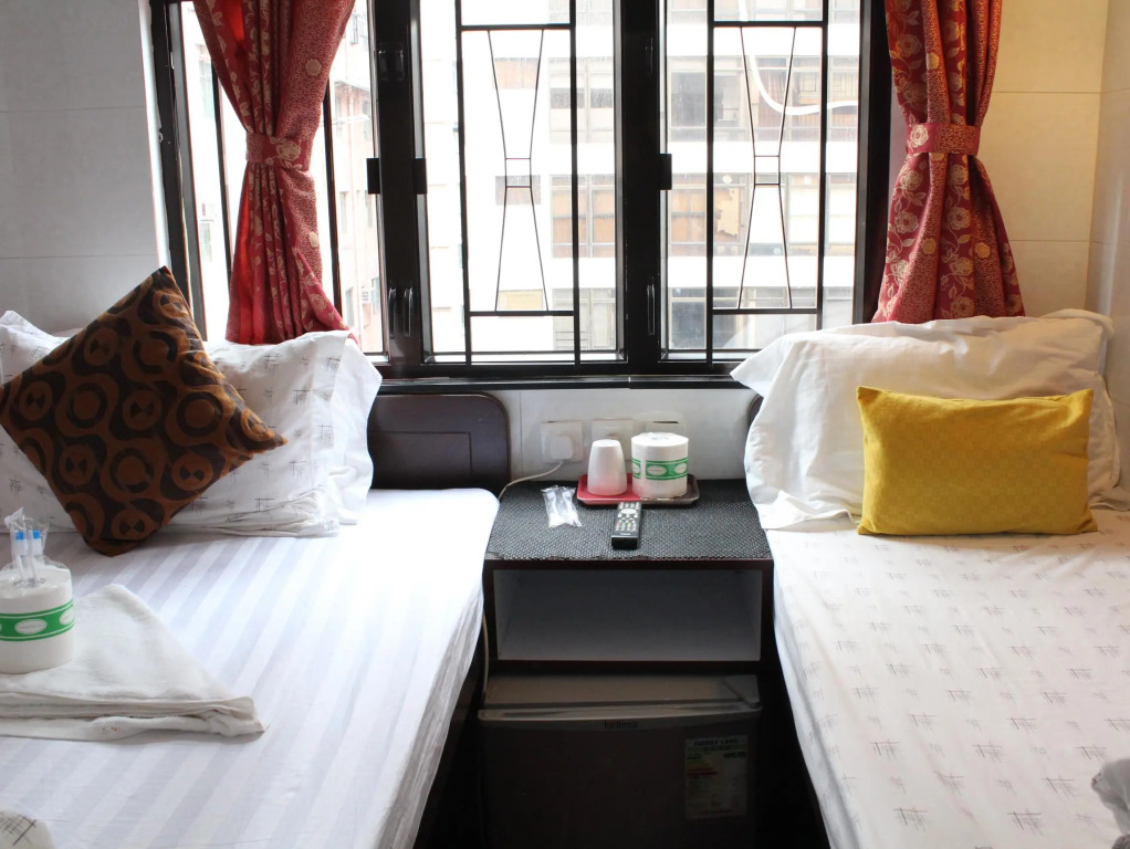 Gold Sparrow Hotel