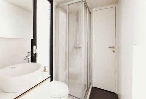 VIPliving Houseboat