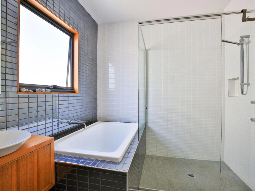 Illaroo Absolute Beachfront with Spa