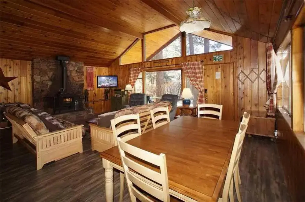 Bear Snugglin by Big Bear Cool Cabins