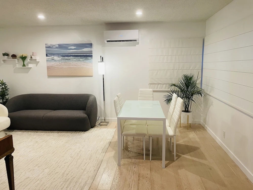 Manhattan Beach Vacation House - For solo, pair, family and business travelers