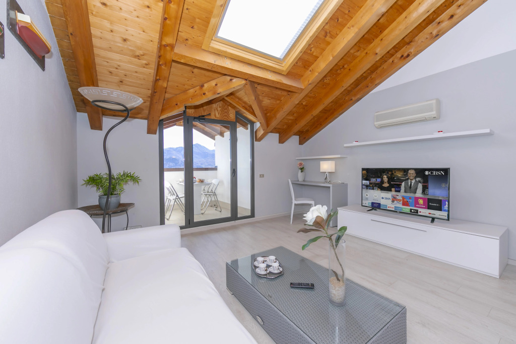 Blu Lake Apartment on Ghiffa Beach