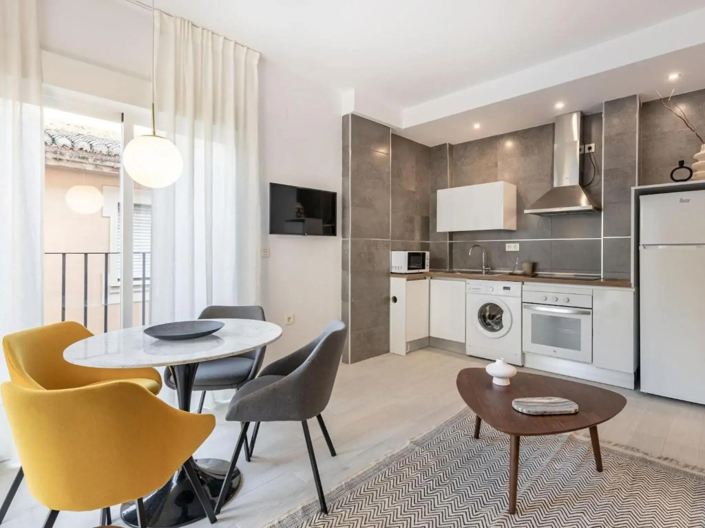 Central Stylish and Elegant 1 & 2 BR apartments I