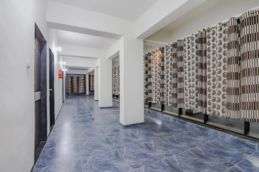 OYO 77910 Hotel Devanshi