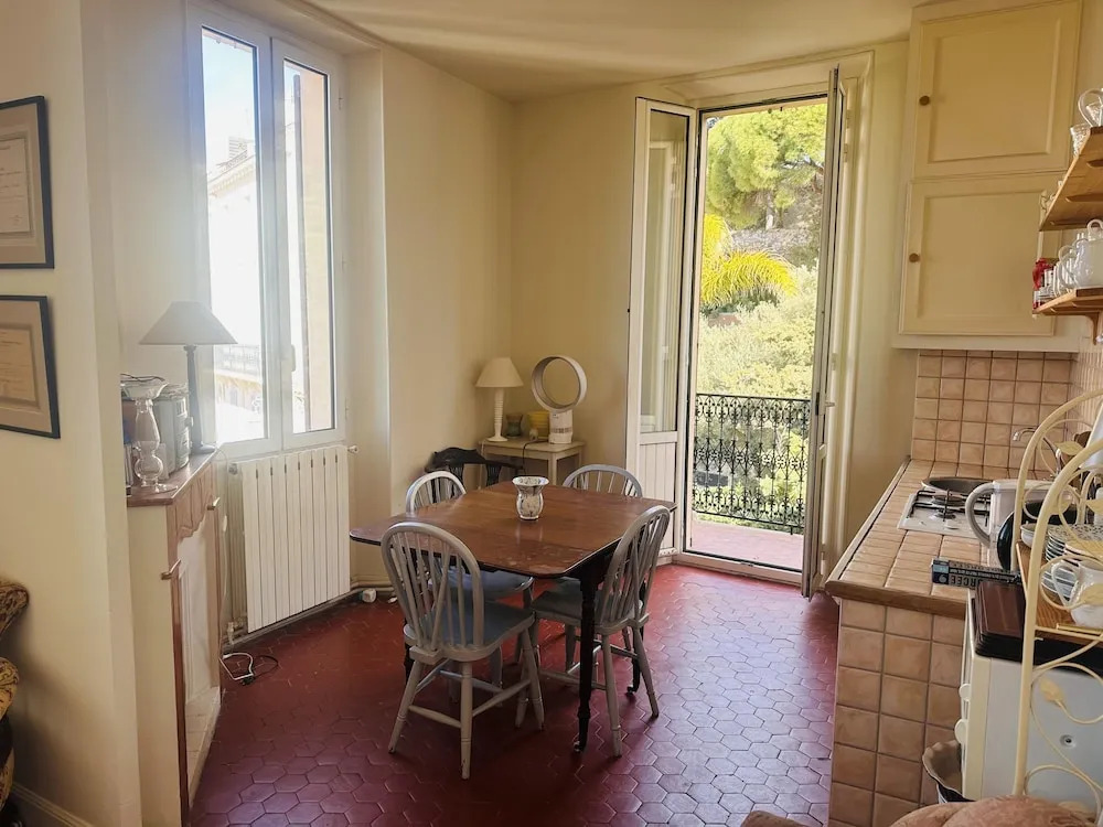 Charming 2 Bed Apartment With Balcony Located in Cannes Old Town Easy Walk to the Palais and Beaches - 120