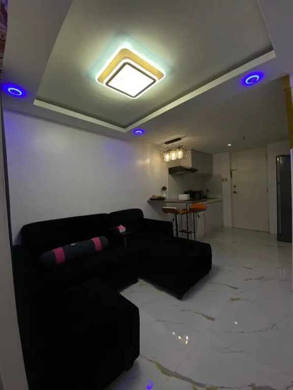 Golden Loft With Mood Lighting,stylish Staycation Loft Fast Wi-fi, Soft Couch