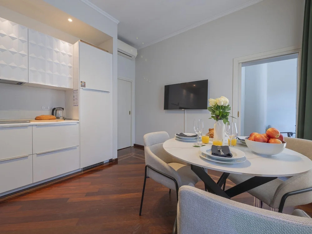 Corso Venezia - Elegant 1 BR apt With Shared Rooftop Terrace in the Heart of Milan