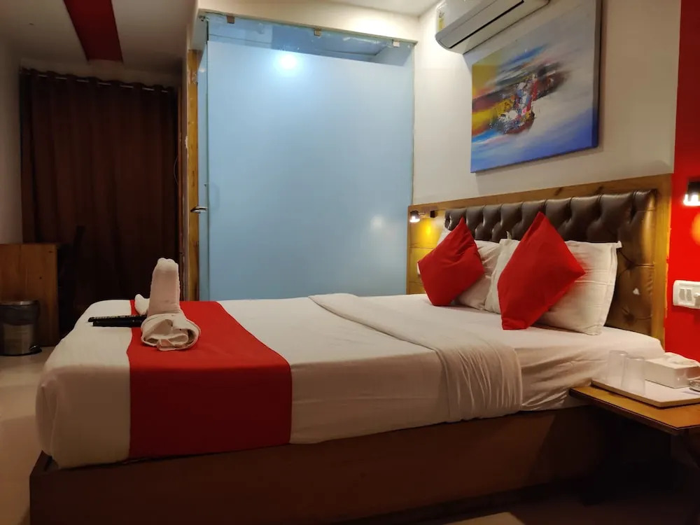 OYO 8490 Hotel Grandeur