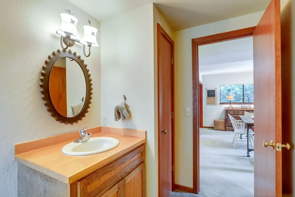 Spacious Tahoe Vista Cabin: Hot Tub, Walk to Beach