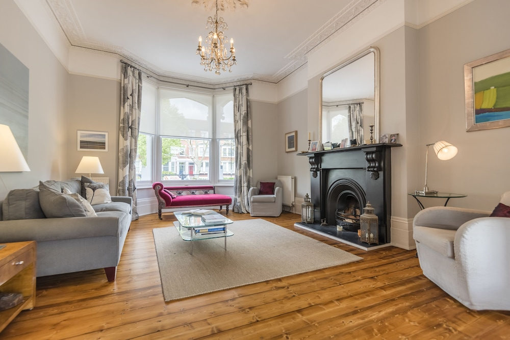 Luxurious Highbury Mansion with Beautiful Garden