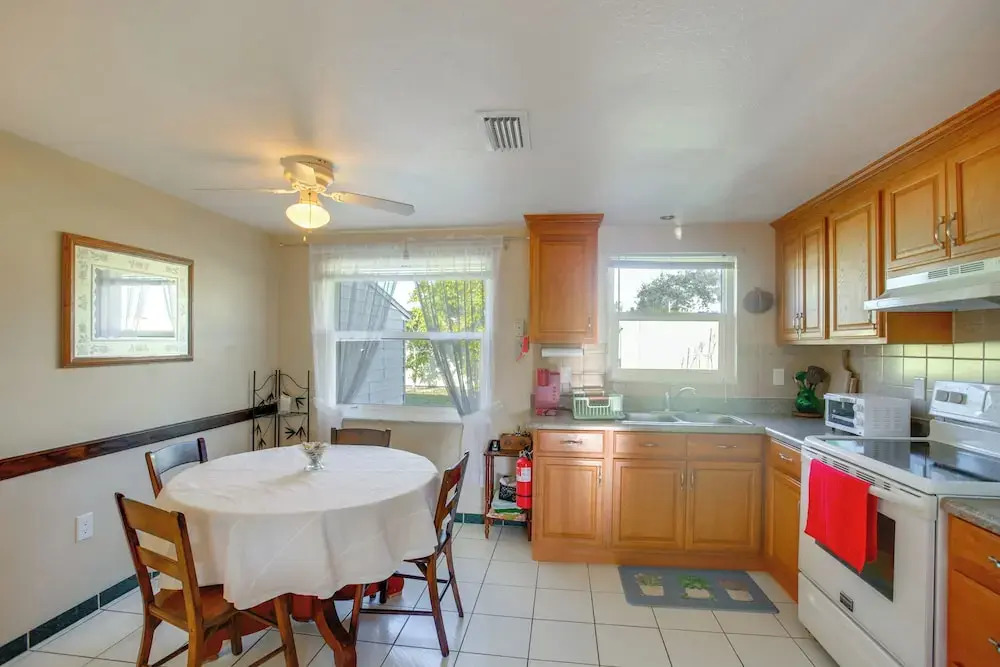 Golf, Shop & Relax: Englewood Retreat w/ Lanai!
