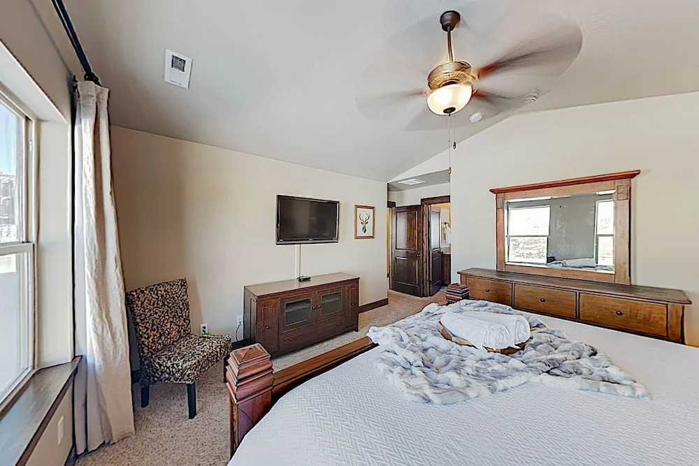 New Listing! Mountain W/ Hot Tub & Deck 5 Bedroom Townhouse
