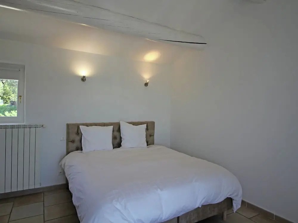 Beautiful, renovated Bastide with private pool and panoramic views, 3km from Apt