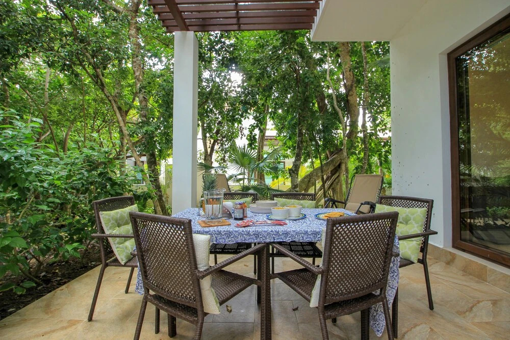 Pool View Condo in Resort by Olahola